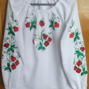 Детская вышитая блузка - "Клубничка"