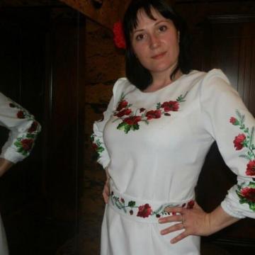 Жіноча біле плаття з вишитими маками