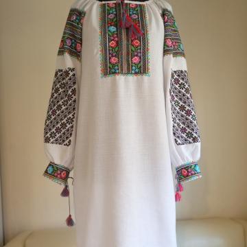 Вышитое женское платье в украинском стиле "Многоцветные розы"