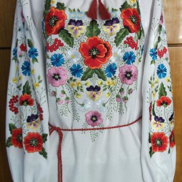 Украинское вышитое платье с красивой вышивкой
